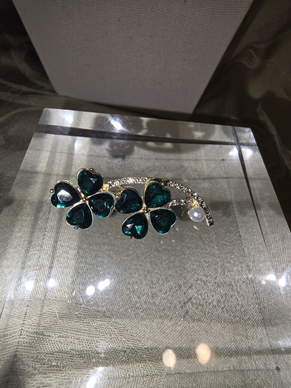 #1356 Gold-Tone Green Crystal Clover Brooch with Pearl Accent - Picture 1 of 2